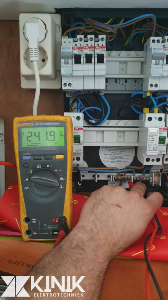 Elektricien spoort kortsluiting op in woning met geavanceerde meetapparatuur