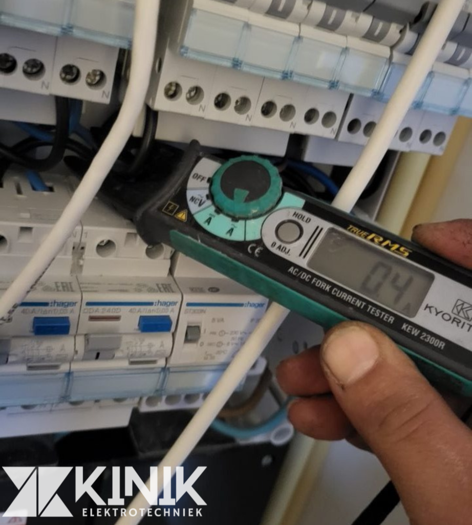 Elektricien spoort kortsluiting op in woning met geavanceerde meetapparatuur