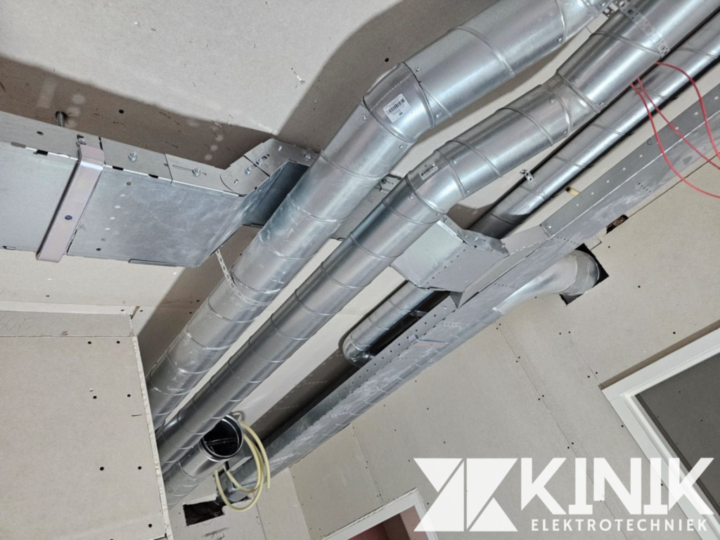 Kabelgoot bochten en aftakkingen vakkundig gemonteerd door specialist