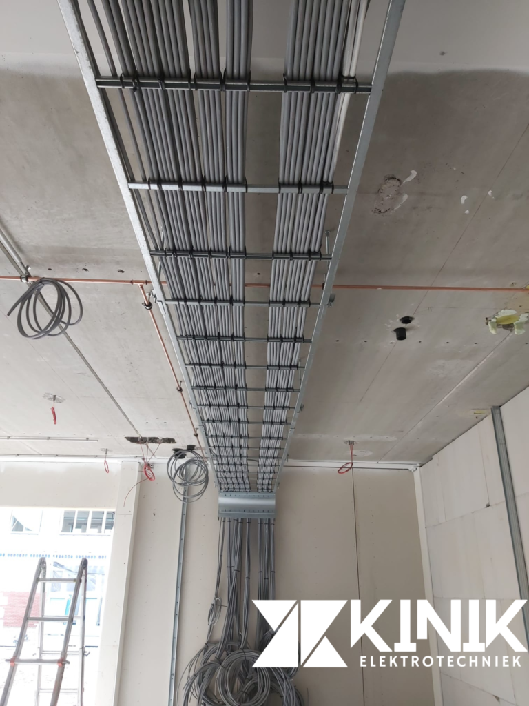 KINIK monteurs aan het werk op een bouwplaats voor een grootschalig utiliteitsproject