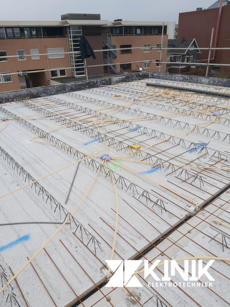 Koppelen van elektra leidingen op de wapening van een breedplaatvloer