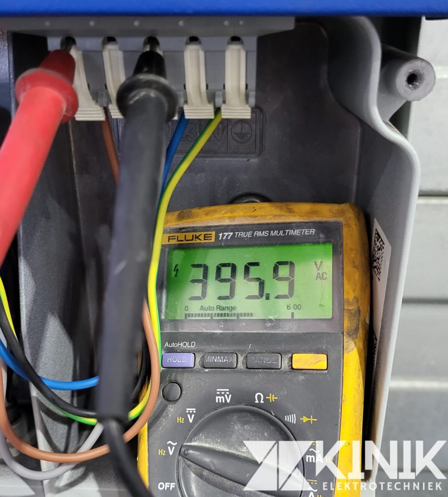 Periodiek onderhoud aan een elektrische installatie om brandgevaar te voorkomen