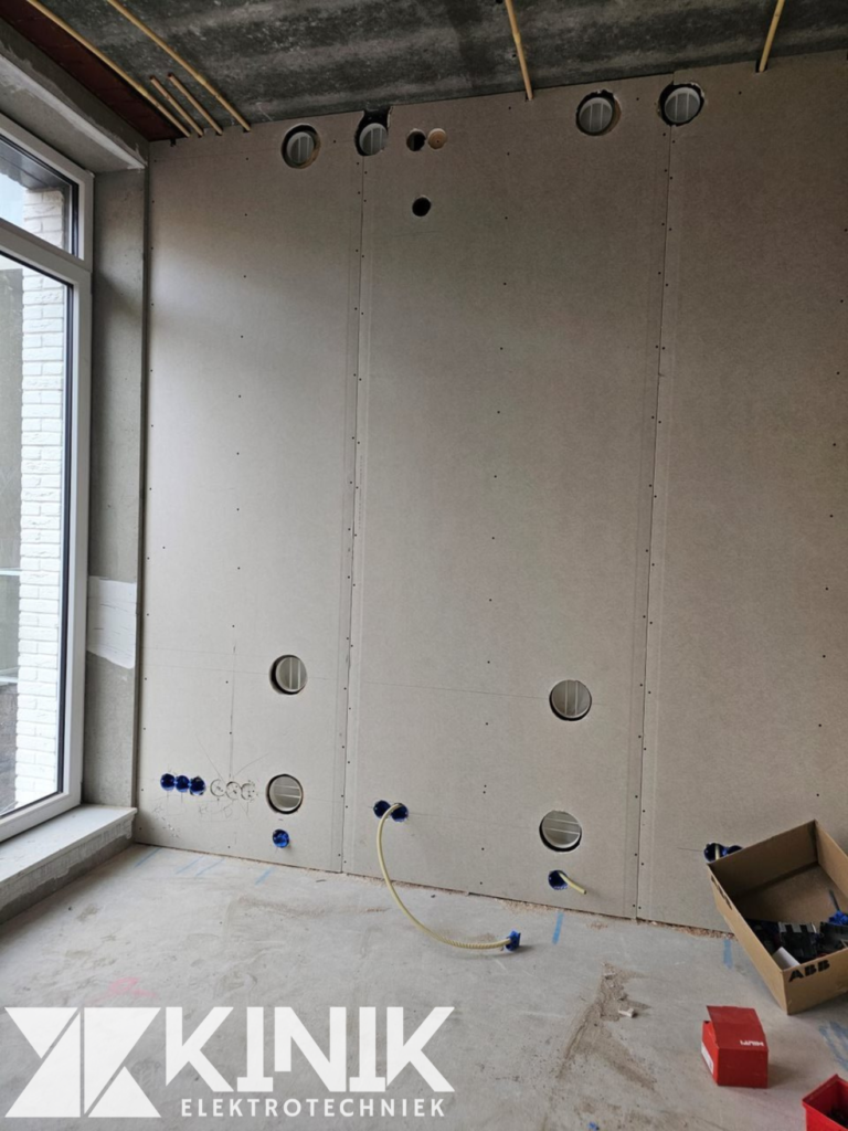 Prefab elektra voorzieningen installeren in de ruwbouwfase van een appartementencomplex