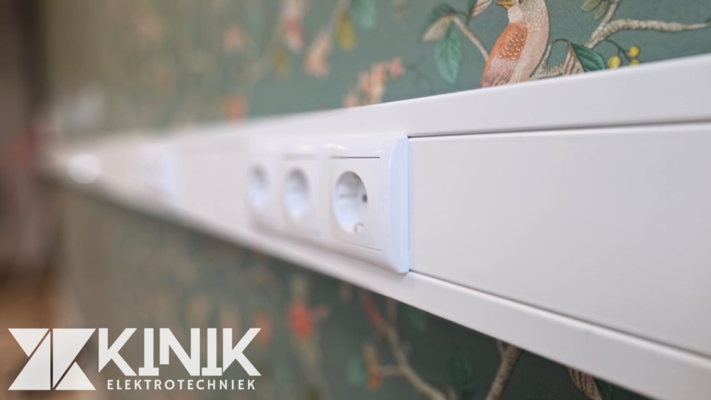 Wandgoot installatie inclusief gecombineerde data- en stroompunten