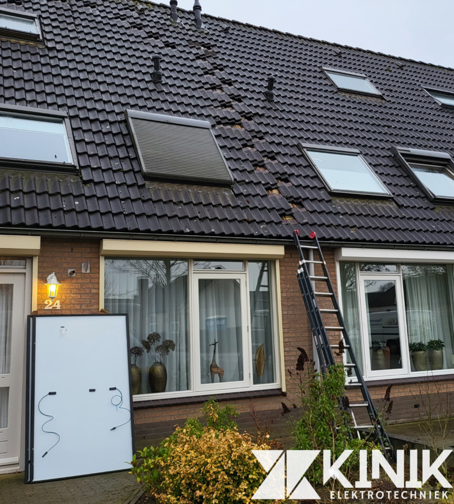 Zonnepanelen installatie op een schuin pannendak door KINIK Elektrotechniek